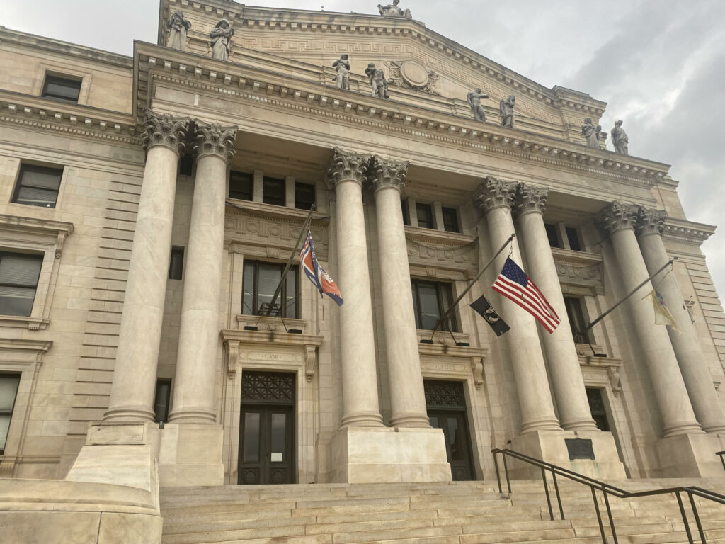 NJ COURT RULES THAT POLICE DON’T NEED WARRANT TO OPEN SUITCASE OF FLEEING MAN