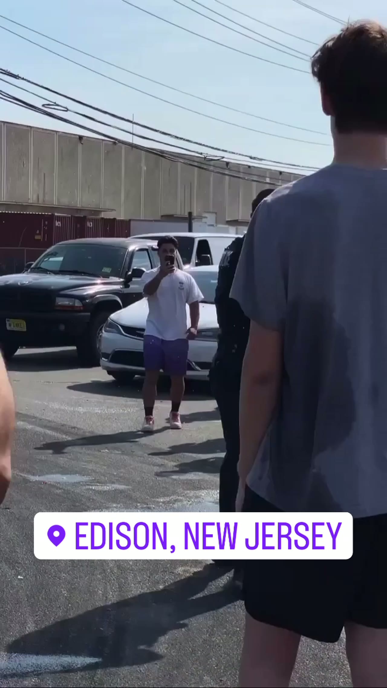 Meanwhile in #Edison 🤦🏽‍♂️ not sure who’s overreacting cop or kids?? 😭🙅🏽‍♂️😅 
